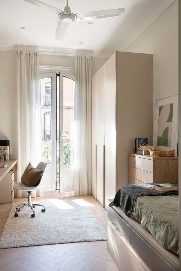 Dormitorio principal convertido en suite con vestidor, baño privado y zona de trabajo en ambiente cálido