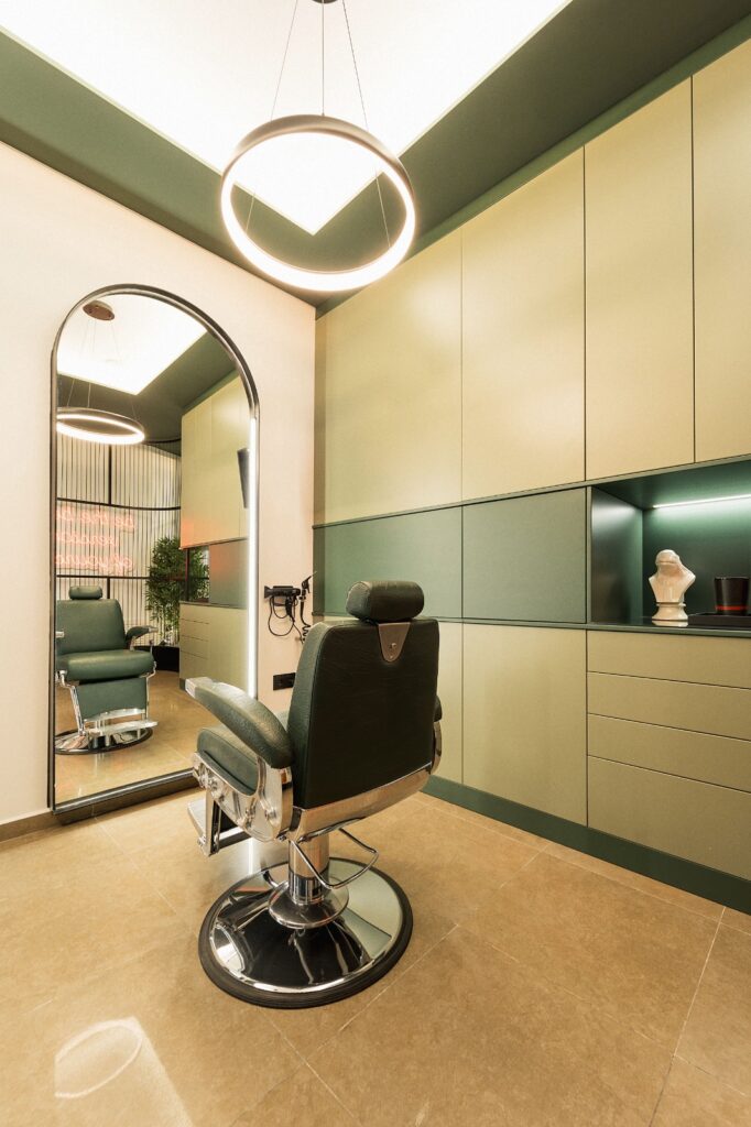 Diseño joven y estética urbana, barbería Barbudos x Manuel Mesa