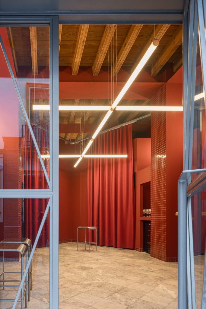 ALFADA Estudio diseña una vinoteca en Sevilla concebida como santuario contemporáneo del vino